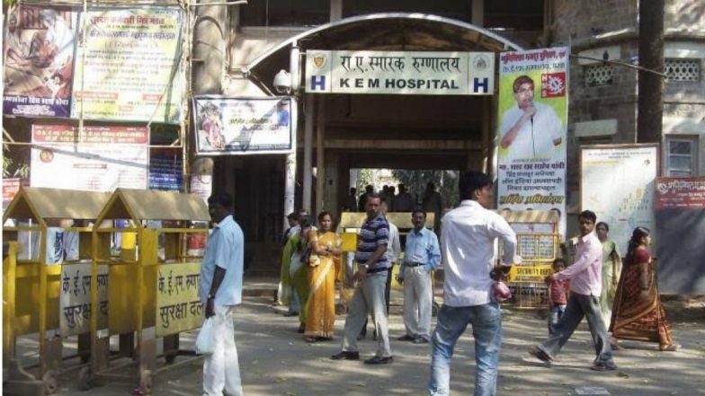 मुंबई: KEM मध्ये वृद्धावर उपचार न करता त्याला पादचारी मार्गावर सोडून दिल्याच्या  प्रसार माध्यमांमधील वृत्तावर रुग्णालयाने दिले 'हे' स्पष्टीकरण