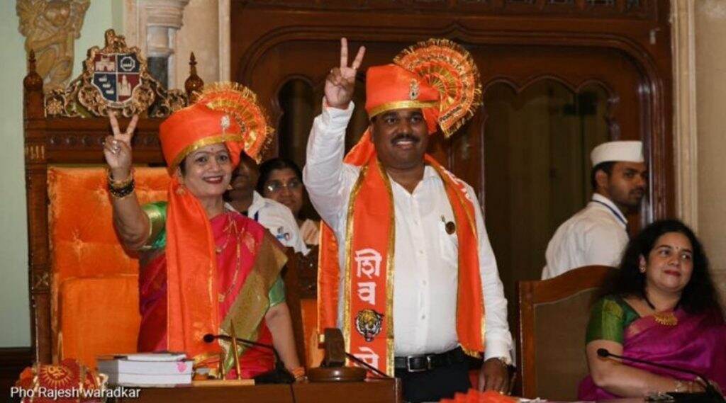 किशोरी पेडणेकर मुंबईच्या नव्या महापौर; तर सुहास वाडकर उपमहापौर पदी विराजमान किशोरी पेडणेकर मुंबईच्या नव्या महापौर; तर सुहास वाडकर उपमहापौर पदी विराजमान