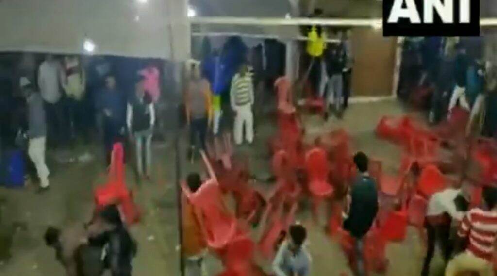 हरिद्वार मध्ये बसण्याच्या जागेवरून प्रेक्षकांमध्ये वाद; खुर्च्या फेकून हाणामारी (Video) हरिद्वार मध्ये बसण्याच्या जागेवरून प्रेक्षकांमध्ये वाद; खुर्च्या फेकून हाणामारी (Video)