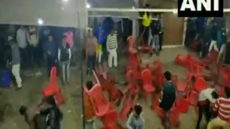 हरिद्वार मध्ये बसण्याच्या जागेवरून प्रेक्षकांमध्ये वाद; खुर्च्या फेकून हाणामारी (Video)