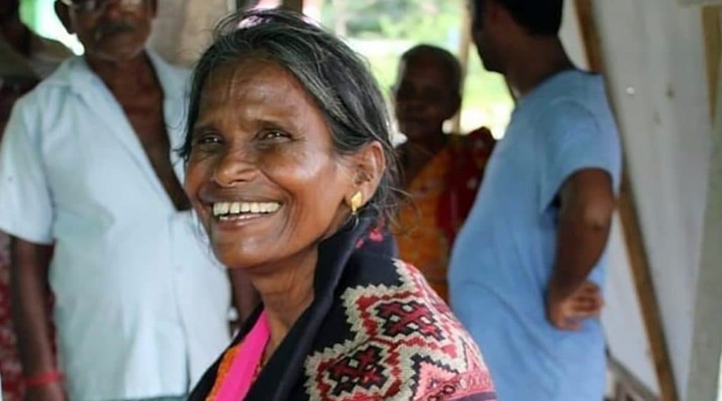 Ranu Mondal ला झाली आहे 'ग' ची बाधा; चाहतीने हात लावल्यावर तिच्यावरच डाफरली Ranu Mondal ला झाली आहे 'ग' ची बाधा; चाहतीने हात लावल्यावर तिच्यावरच डाफरली