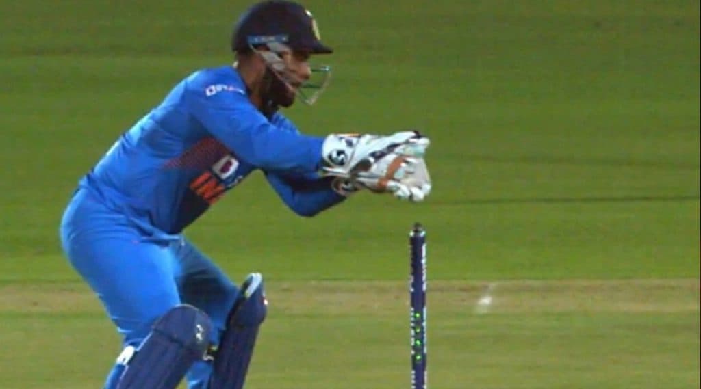 IND vs WI 3rd ODI: रिषभ पंत याने सलग 3 कॅच सोडल्यावर Netizens ने उडवली खिल्ली, Uber चालवण्याचा दिला सल्ला, पाहा Tweets IND vs WI 3rd ODI: रिषभ पंत याने सलग 3 कॅच सोडल्यावर Netizens ने उडवली खिल्ली, Uber चालवण्याचा दिला सल्ला, पाहा Tweets