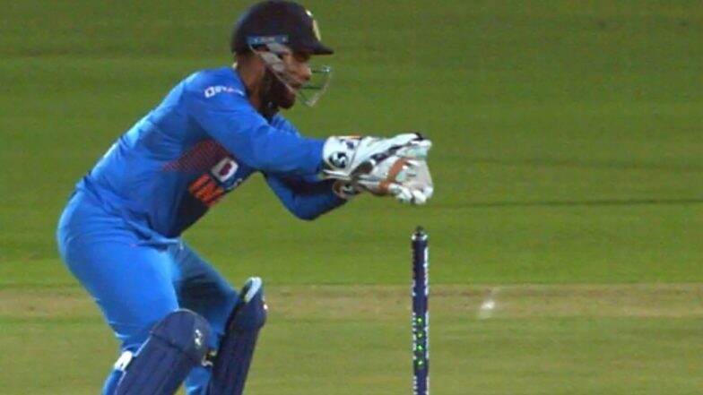 IND vs BAN 2nd T20I: रिषभ पंत याच्या चुकीच्या Stumping वर भडकले Netizens, झाली एम एस धोनी याची आठवण, पाहा Tweets IND vs BAN 2nd T20I: रिषभ पंत याच्या चुकीच्या Stumping वर भडकले Netizens, झाली एम एस धोनी याची आठवण, पाहा Tweets