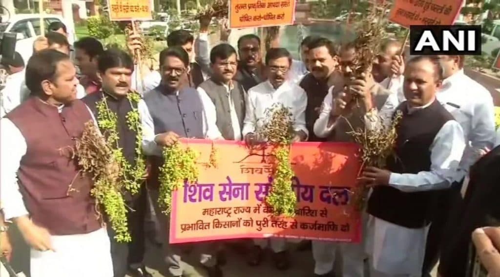 अवकाळी पावसामुळे शेतकऱ्यांच्या पीक नुकसानीच्या मुद्द्यावरुन शिवसेनेचे संसंदेच्या बाहेर आंदोलन अवकाळी पावसामुळे शेतकऱ्यांच्या पीक नुकसानीच्या मुद्द्यावरुन शिवसेनेचे संसंदेच्या बाहेर आंदोलन
