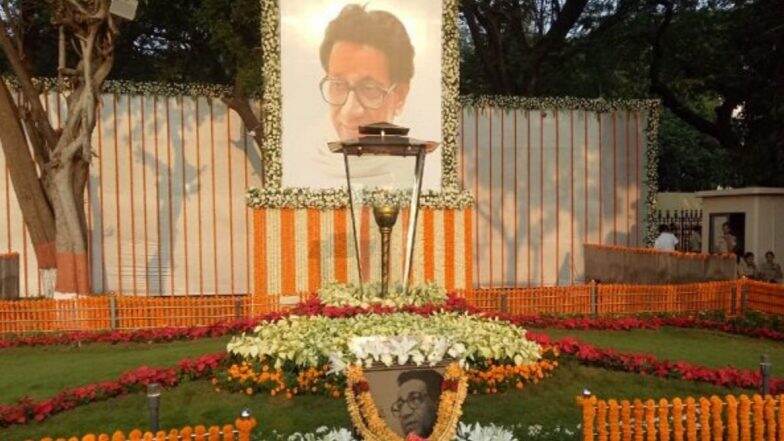 मुख्यमंत्री उद्धव ठाकरे हिंदुहृदयसम्राट शिवसेनाप्रमुख बाळासाहेब ठाकरे यांना अभिवादन करण्यासाठी शिवाजी पार्कवरील स्मृतीस्थळावर उपस्थित