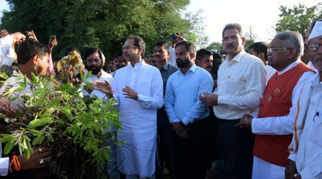 'सेनेचा मुख्यमंत्री शपथ घेताना स्टेजसमोर बसू द्या', शेतकऱ्याने उद्धव ठाकरे यांच्याकडे केली मागणी 'सेनेचा मुख्यमंत्री शपथ घेताना स्टेजसमोर बसू द्या', शेतकऱ्याने उद्धव ठाकरे यांच्याकडे केली मागणी
