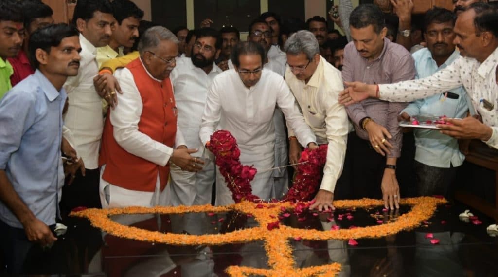 गोपीनाथ गडावर उद्धव ठाकरे यांच्या पायाला दुखापत; पायाला बँडेज बांधून पुढच्या दौऱ्यासाठी रवाना गोपीनाथ गडावर उद्धव ठाकरे यांच्या पायाला दुखापत; पायाला बँडेज बांधून पुढच्या दौऱ्यासाठी रवाना