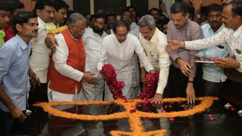 गोपीनाथ गडावर उद्धव ठाकरे यांच्या पायाला दुखापत; पायाला बँडेज बांधून पुढच्या दौऱ्यासाठी रवाना