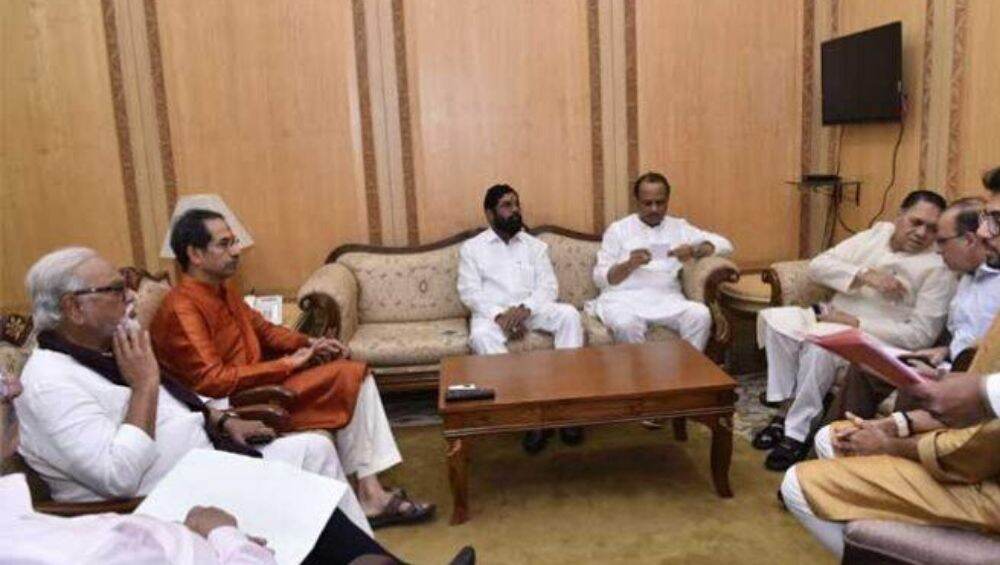 मुख्यमंत्री झाल्यावर उद्धव ठाकरे यांनी घेतले 'हे' महत्वाचे निर्णय; सहा मंत्र्यांसह पार पडली पहिली कॅबिनेट बैठक मुख्यमंत्री झाल्यावर उद्धव ठाकरे यांनी घेतले 'हे' महत्वाचे निर्णय; सहा मंत्र्यांसह पार पडली पहिली कॅबिनेट बैठक