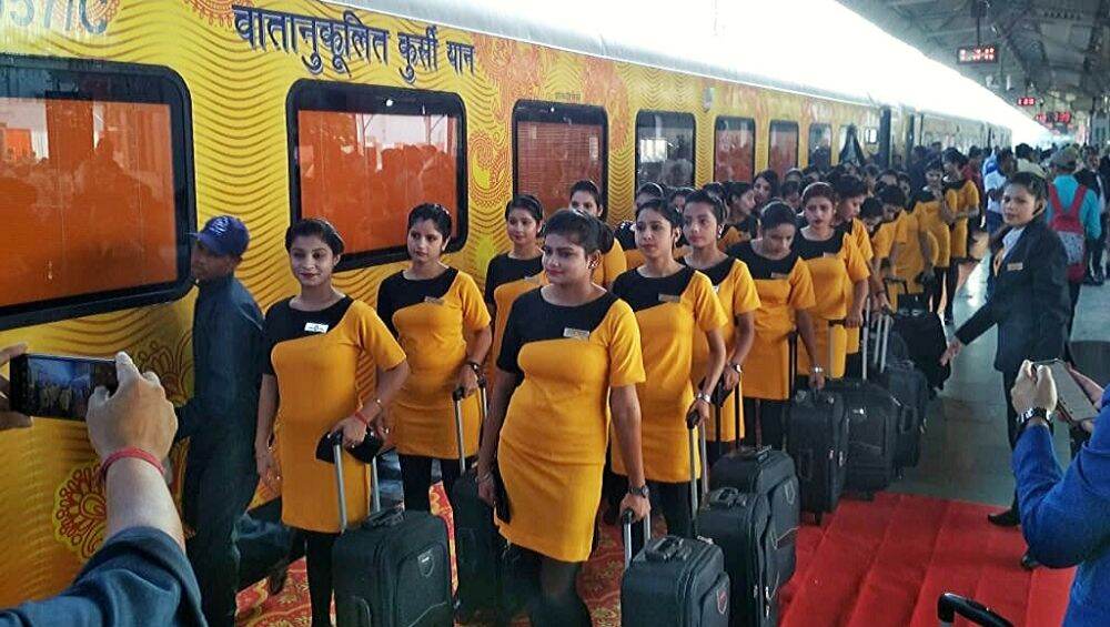 Tejas Express मध्ये 'रेल होस्टेस'सोबत प्रवाशांची गैरवर्तणूक; तक्रार केल्यावर केले निलंबित Tejas Express मध्ये 'रेल होस्टेस'सोबत प्रवाशांची गैरवर्तणूक; तक्रार केल्यावर केले निलंबित
