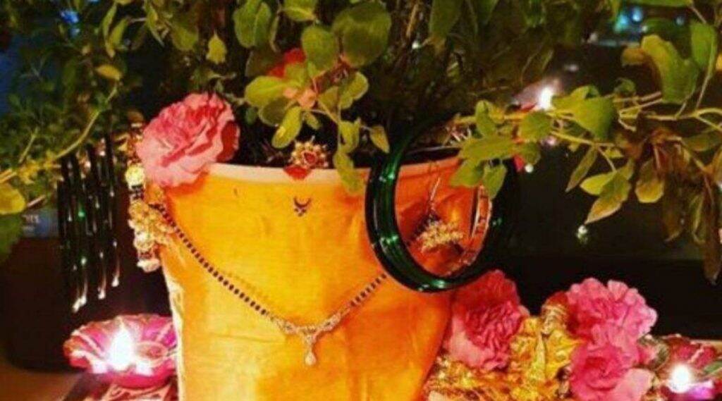 Tulsi Vivah 2019: 'या' पारंपारिक मंगलाष्टकांच्या जयघोषात लावा यंदा तुळशीची लग्नं! Tulsi Vivah 2019: 'या' पारंपारिक मंगलाष्टकांच्या जयघोषात लावा यंदा तुळशीची लग्नं!