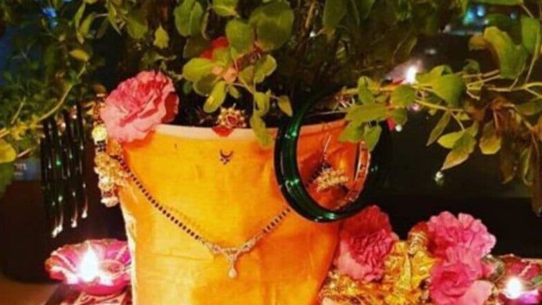 Tulsi Vivah 2019: 'या' पारंपारिक मंगलाष्टकांच्या जयघोषात लावा यंदा तुळशीची लग्नं! Tulsi Vivah 2019: 'या' पारंपारिक मंगलाष्टकांच्या जयघोषात लावा यंदा तुळशीची लग्नं!