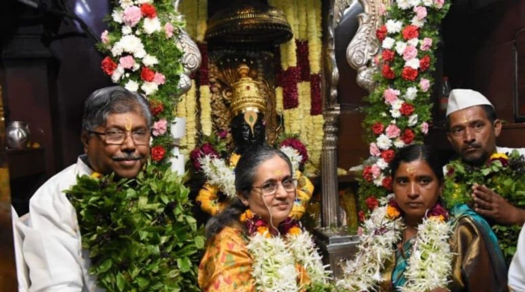 Kartiki Ekadashi 2019 Maha Puja: महसूलमंत्री चंद्रकांत पाटील यांच्यासह 'सांगली' च्या ओमासे जोडप्याने केली विठ्ठलाची शासकीय पूजा Kartiki Ekadashi 2019 Maha Puja: महसूलमंत्री चंद्रकांत पाटील यांच्यासह 'सांगली' च्या ओमासे जोडप्याने केली विठ्ठलाची शासकीय पूजा