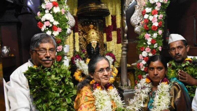 Kartiki Ekadashi 2019 Maha Puja: महसूलमंत्री चंद्रकांत पाटील यांच्यासह 'सांगली' च्या ओमासे जोडप्याने केली विठ्ठलाची शासकीय पूजा Kartiki Ekadashi 2019 Maha Puja: महसूलमंत्री चंद्रकांत पाटील यांच्यासह 'सांगली' च्या ओमासे जोडप्याने केली विठ्ठलाची शासकीय पूजा