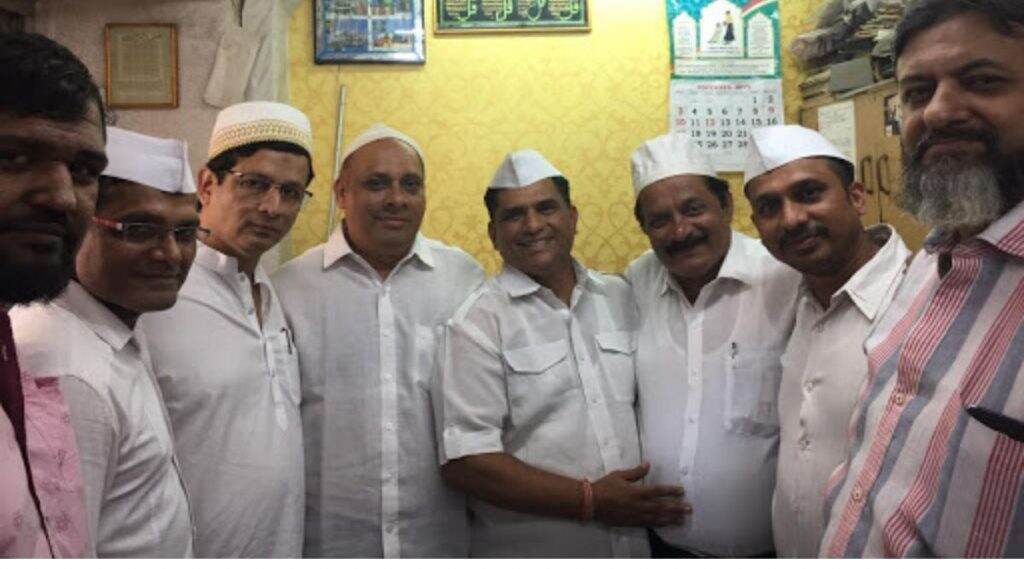 अयोध्या निकालानंतर मुंबईच्या डब्बेवाल्यांनी घेतली मुस्लिम बांधवांची भेट; भेंडी बाजार मध्ये पाहायला मिळाला एकतेचा सोहळा (Watch Video) अयोध्या निकालानंतर मुंबईच्या डब्बेवाल्यांनी घेतली मुस्लिम बांधवांची भेट; भेंडी बाजार मध्ये पाहायला मिळाला एकतेचा सोहळा (Watch Video)