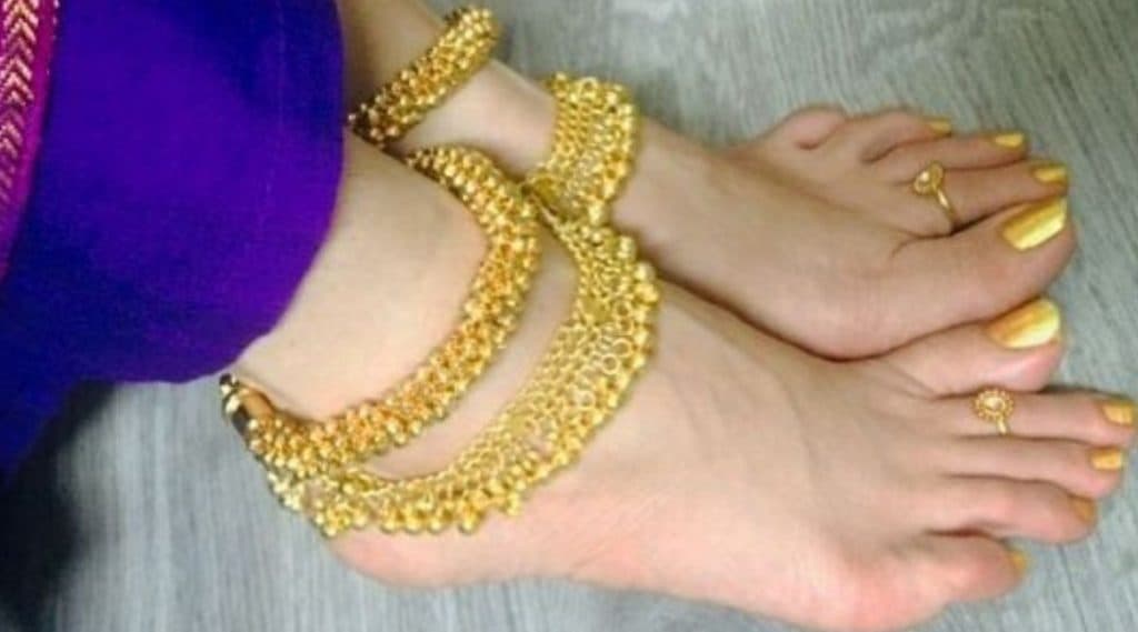 पायात पैंजण घालणे महिलांसाठी ठरू शकते आरोग्यदायी; फायदे ऐकून तुम्हीही व्हाल हैराण पायात पैंजण घालणे महिलांसाठी ठरू शकते आरोग्यदायी; फायदे ऐकून तुम्हीही व्हाल हैराण
