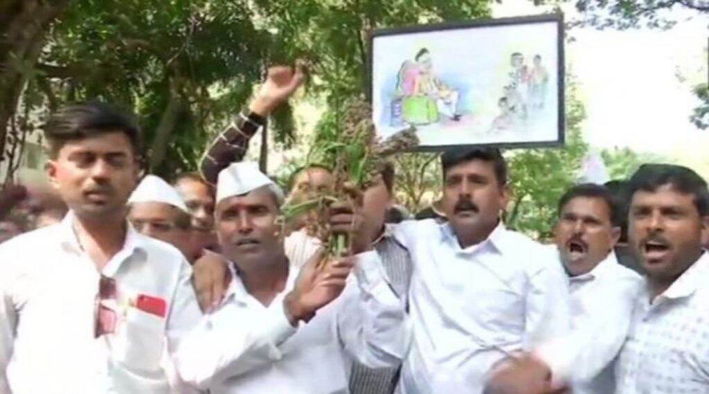 महाराष्ट्रात ओला दुष्काळ जाहीर करण्यासाठी मुंबई मध्ये शेतकर्यांचा एल्गार; आमदार बच्चू कडू पोलिसांच्या ताब्यात महाराष्ट्रात ओला दुष्काळ जाहीर करण्यासाठी मुंबई मध्ये शेतकर्यांचा एल्गार; आमदार बच्चू कडू पोलिसांच्या ताब्यात