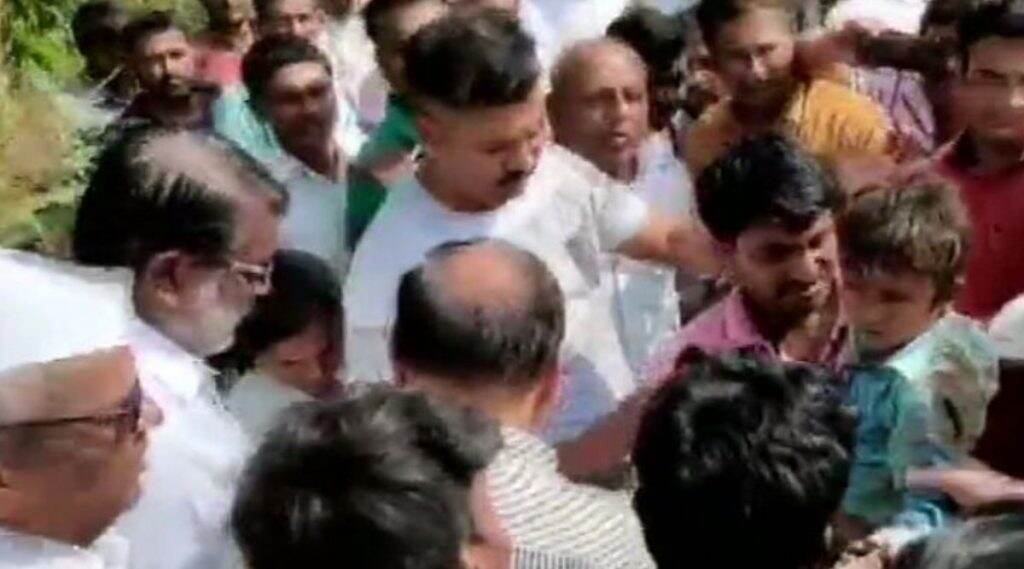 नाशिक: 300 फूट खोल बोअरवेल मध्ये पडलेल्या 6 वर्षीय चिमुकल्याला वाचवण्यात NDRF ला यश; प्रकृती स्थिर नाशिक: 300 फूट खोल बोअरवेल मध्ये पडलेल्या 6 वर्षीय चिमुकल्याला वाचवण्यात NDRF ला यश; प्रकृती स्थिर
