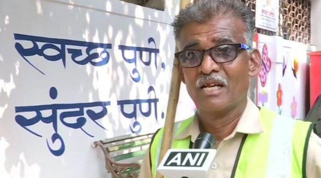 'कचरा सुका और गिल्ला'... PMC चे सफाई कामगार महादेव जाधव सोशल मीडियावर व्हायरल; कचर्याच्या वर्गीकरणावर करत आहेत खास गाण्यामधून जागृती (Watch Video) 'कचरा सुका और गिल्ला'... PMC चे सफाई कामगार महादेव जाधव सोशल मीडियावर व्हायरल; कचर्याच्या वर्गीकरणावर करत आहेत खास गाण्यामधून जागृती (Watch Video)