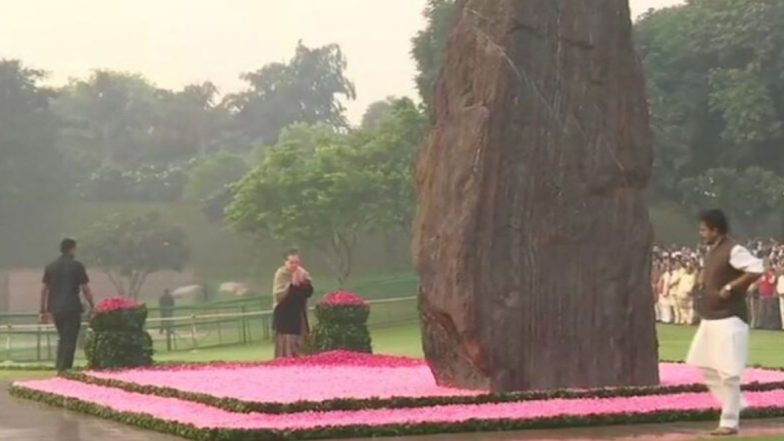 इंदिरा गांधी यांच्या जयंती निमित्त सोनिया गांधी सह कॉंग्रेस नेत्यांनी वाहिली 'शक्ती स्थळ' वर श्रद्धांजली