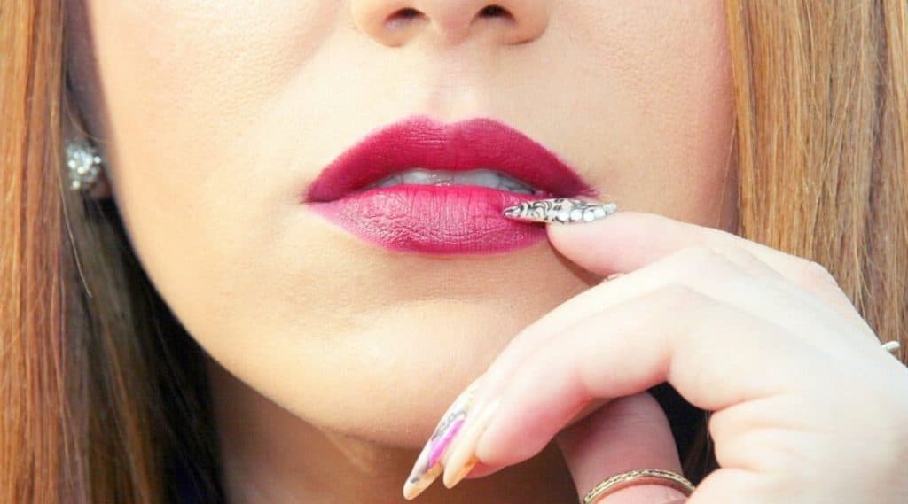 Winter Lips Care Tips: हिवाळ्यात या '5' घरगुती उपायांनी घ्या गुलाबी ओठांची काळजी Winter Lips Care Tips: हिवाळ्यात या '5' घरगुती उपायांनी घ्या गुलाबी ओठांची काळजी