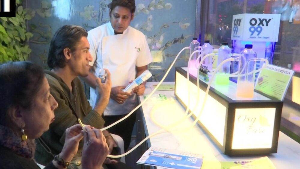 विषारी हवेशी सामना करण्यासाठी दिल्लीमध्ये सुरु झाला Oxygen Bar; 7 फ्लेव्हर मध्ये विकला जात आहे ऑक्सिजन, जाणून घ्या किंमत विषारी हवेशी सामना करण्यासाठी दिल्लीमध्ये सुरु झाला Oxygen Bar; 7 फ्लेव्हर मध्ये विकला जात आहे ऑक्सिजन, जाणून घ्या किंमत