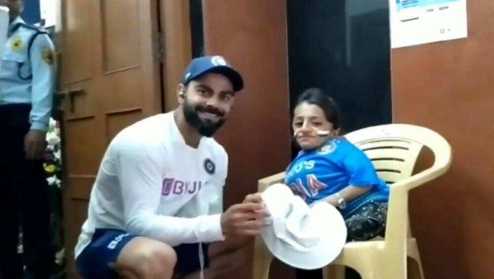 Ind vs Ban: कसोटी सामन्यात मोठा विजय मिळवल्यानंतर कर्णधार विराट कोहलीने घेतली खास चाहत्याची भेट (Video) Ind vs Ban: कसोटी सामन्यात मोठा विजय मिळवल्यानंतर कर्णधार विराट कोहलीने घेतली खास चाहत्याची भेट (Video)