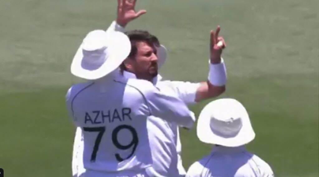 AUS vs PAK 1st Test: यासीर शाह याने स्टीव्ह स्मिथ याला टेस्टमध्ये 7 व्यांदा वेळेस केले बाद, असा इशारा करत सेलिब्रेट केली विकेट, पाहा व्हिडिओ AUS vs PAK 1st Test: यासीर शाह याने स्टीव्ह स्मिथ याला टेस्टमध्ये 7 व्यांदा वेळेस केले बाद, असा इशारा करत सेलिब्रेट केली विकेट, पाहा व्हिडिओ