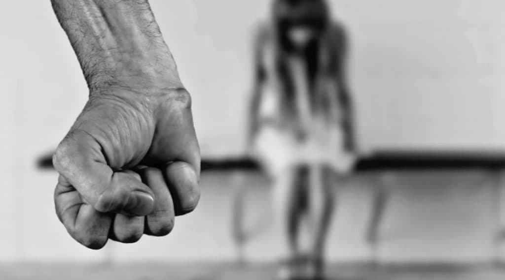 वडिलांनी 4 वर्षाच्या मुलीच्या छातीवर मारला फटका, हृदय फाटून मृत्यू; दिल्ली येथील घटना वडिलांनी 4 वर्षाच्या मुलीच्या छातीवर मारला फटका, हृदय फाटून मृत्यू; दिल्ली येथील घटना