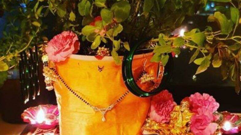 Tulsi Vivah 2019 Shubh Muhurat: मंगलअष्टकाच्या सुरात 'या' मुहूर्तावर लावा तुळशी आणि बाळकृष्णाचा शुभविवाह Tulsi Vivah 2019 Shubh Muhurat: मंगलअष्टकाच्या सुरात 'या' मुहूर्तावर लावा तुळशी आणि बाळकृष्णाचा शुभविवाह