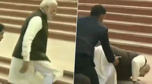 कानपूर: पंतप्रधान नरेंद्र मोदी अडखळून पडलेल्या 'अटल' घाटावरील पायऱ्या तोडण्यात येणार कानपूर: पंतप्रधान नरेंद्र मोदी अडखळून पडलेल्या 'अटल' घाटावरील पायऱ्या तोडण्यात येणार