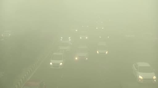 ग्रेटर नोएडा: दाट धुक्यामुळे कालव्यात कार कोसळून 6 जणांचा मृत्यू ग्रेटर नोएडा: दाट धुक्यामुळे कालव्यात कार कोसळून 6 जणांचा मृत्यू