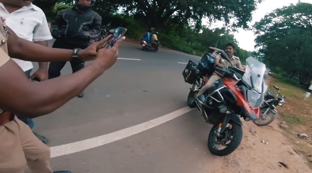 BMW स्पोर्ट्स बाइक पाहून ऑनड्युटी असलेल्या पोलिसांना आवरला नाही मोह; बाईकस्वाराला थांबवून केले असे काही की पाहून तुम्हालाही होईल हसू अनावर BMW स्पोर्ट्स बाइक पाहून ऑनड्युटी असलेल्या पोलिसांना आवरला नाही मोह; बाईकस्वाराला थांबवून केले असे काही की पाहून तुम्हालाही होईल हसू अनावर