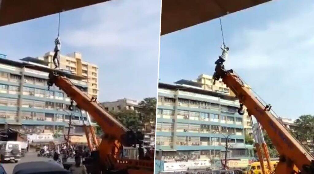 ठाणे: कळवा पुलावर 40 वर्षीय व्यक्तीचा गळफास घेत आत्महत्येचा प्रयत्न; पोलिसांनी वाचवले 'हायड्रा'च्या मदतीने प्राण (Watch Video) ठाणे: कळवा पुलावर 40 वर्षीय व्यक्तीचा गळफास घेत आत्महत्येचा प्रयत्न; पोलिसांनी वाचवले 'हायड्रा'च्या मदतीने प्राण (Watch Video)