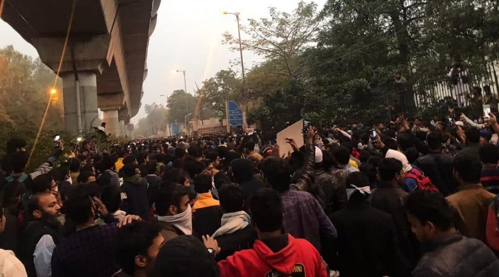 जामिया-एएमयूच्या समर्थनार्थ आंदोलनात उतरली जगभरातील प्रतिष्ठित विद्यापीठे; Oxford सह, Harvard येथेही नागरिकत्व कायद्याविरोधात निदर्शने जामिया-एएमयूच्या समर्थनार्थ आंदोलनात उतरली जगभरातील प्रतिष्ठित विद्यापीठे; Oxford सह, Harvard येथेही नागरिकत्व कायद्याविरोधात निदर्शने
