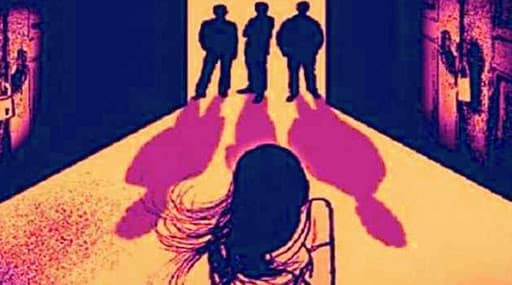 धक्कादायक! उन्नावमध्ये सामूहिक बलात्कार; पीडितेला पेट्रोल टाकून जाळण्याचा प्रयत्न धक्कादायक! उन्नावमध्ये सामूहिक बलात्कार; पीडितेला पेट्रोल टाकून जाळण्याचा प्रयत्न