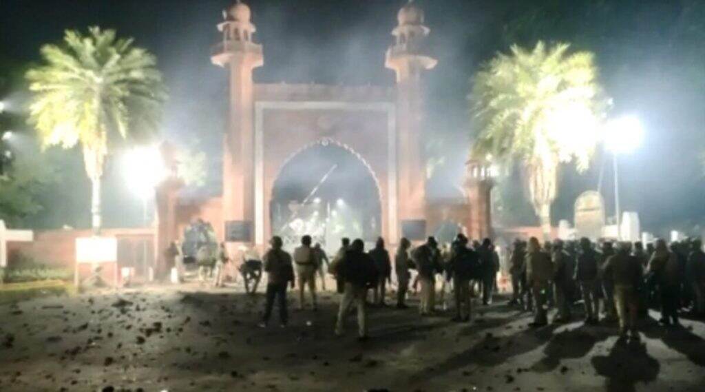 CAA Stir: 15 डिसेंबरच्या हिंसाचाराबाबत UP पोलिसांची मोठी कारवाई; AMU च्या 1,000 अज्ञात विद्यार्थ्यांविरूद्ध गुन्हा दाखल CAA Stir: 15 डिसेंबरच्या हिंसाचाराबाबत UP पोलिसांची मोठी कारवाई; AMU च्या 1,000 अज्ञात विद्यार्थ्यांविरूद्ध गुन्हा दाखल