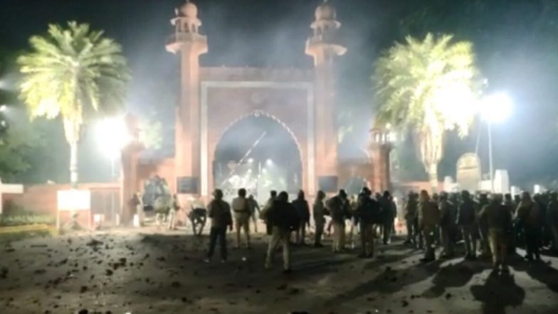 CAA Stir: 15 डिसेंबरच्या हिंसाचाराबाबत UP पोलिसांची मोठी कारवाई; AMU च्या 1,000 अज्ञात विद्यार्थ्यांविरूद्ध गुन्हा दाखल