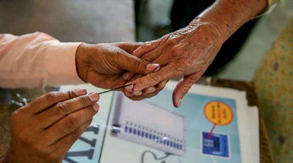 Karnataka Assembly Bypolls 2019: येदियुरप्पा सरकारची परीक्षा; भाजपची प्रतिष्ठा पणाला; 15 पैकी 8 जागा तर जिंकाव्याच लागणार Karnataka Assembly Bypolls 2019: येदियुरप्पा सरकारची परीक्षा; भाजपची प्रतिष्ठा पणाला; 15 पैकी 8 जागा तर जिंकाव्याच लागणार