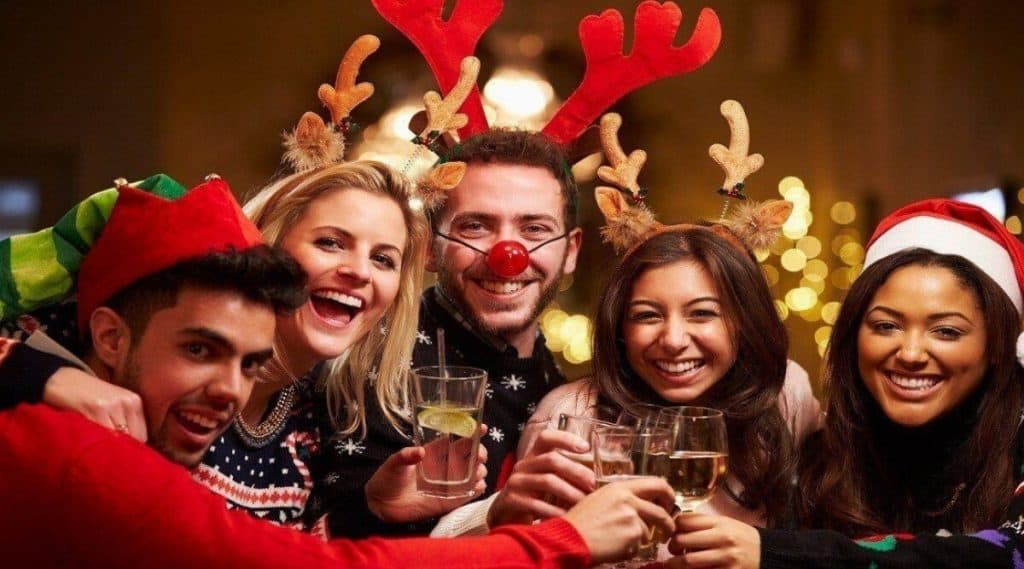Christmas 2019: असे काही देश जिथे ख्रिसमस 25 डिसेंबरला नव्हे, तर 7 जानेवारीला साजरा केला जातो; जाणून घ्या कारण Christmas 2019: असे काही देश जिथे ख्रिसमस 25 डिसेंबरला नव्हे, तर 7 जानेवारीला साजरा केला जातो; जाणून घ्या कारण