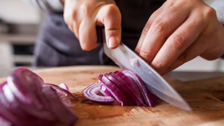 कांदा चिरताना डोळ्यातून पाणी का येते माहितेय? जाणून घ्या कारण