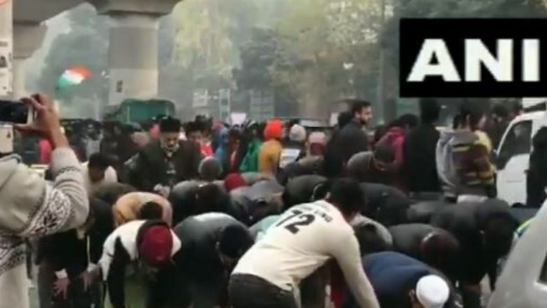 दिल्ली: जामिया मिला इस्लामिया युनिव्हसिटीच्या बाहेर मुस्लिम विद्यार्थ्यांनी अदा केली नमाज, अन्य धर्मियांनी दिले मानवी साखळीच्या माध्यमातून संरक्षण (Video)