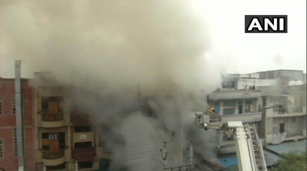 दिल्ली: चप्पलांच्या फॅक्टरीला भीषण आग, अग्निशमन दलाच्या 26 गाड्या घटनास्थळी दाखल दिल्ली: चप्पलांच्या फॅक्टरीला भीषण आग, अग्निशमन दलाच्या 26 गाड्या घटनास्थळी दाखल