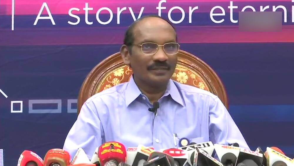 Chandrayaan 2: 'विक्रम लॅंडर' चा ठावठिकाणा NASA पूर्वी 'इस्त्रो' नेच लावला; के सीवन यांचा दावा Chandrayaan 2: 'विक्रम लॅंडर' चा ठावठिकाणा NASA पूर्वी 'इस्त्रो' नेच लावला; के सीवन यांचा दावा