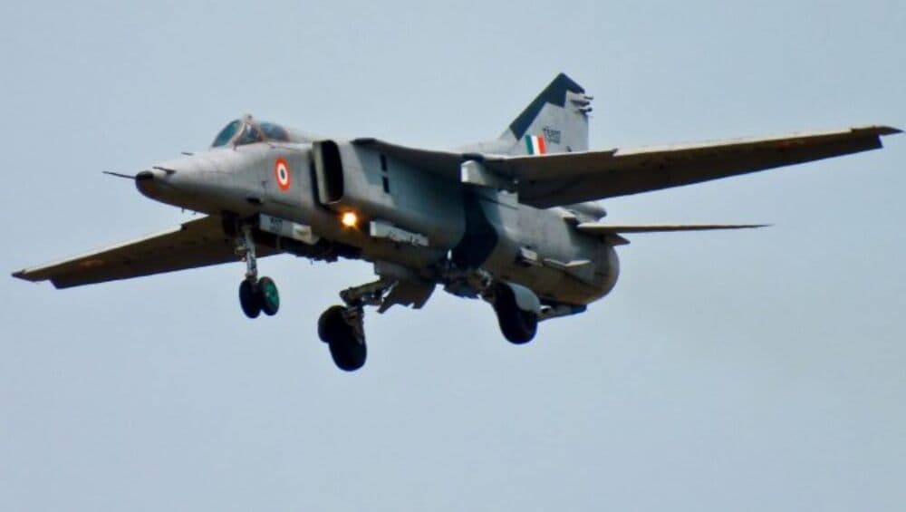 MiG-27 ला भारतीय वायुसेनेकडून अलविदा; जोधपूर एअरबेसवरून शेवटचं उड्डाण (Watch Video) MiG-27 ला भारतीय वायुसेनेकडून अलविदा; जोधपूर एअरबेसवरून शेवटचं उड्डाण (Watch Video)
