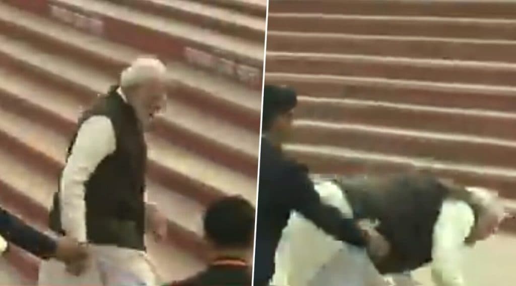 Watch Video: कानपूर येथील गंगा घाटच्या पायऱ्या चढताना पंतप्रधान नरेंद्र मोदी पाय घसरून पडले Watch Video: कानपूर येथील गंगा घाटच्या पायऱ्या चढताना पंतप्रधान नरेंद्र मोदी पाय घसरून पडले
