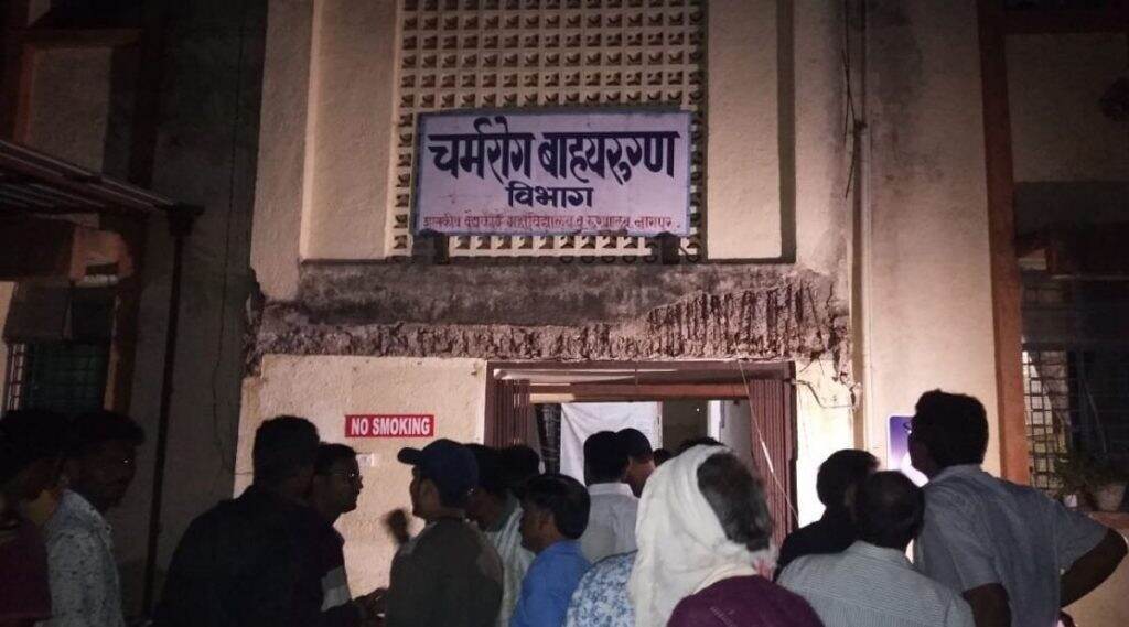 नागपूर: शासकीय रुग्णालयाच्या इमारतीचा भाग कोसळून एका व्यक्तीचा मृत्यू, पोलिसांकडून पुढील तपास सुरु नागपूर: शासकीय रुग्णालयाच्या इमारतीचा भाग कोसळून एका व्यक्तीचा मृत्यू, पोलिसांकडून पुढील तपास सुरु