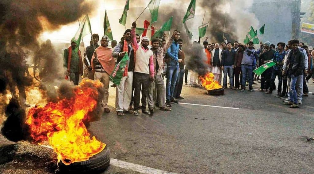 CAA Protest: नागरिकत्व दुरुस्ती कायद्यावरून 'बिहार बंद' ची हाक; हिंसाचारात अनेक पोलीस-नागरिक जखमी CAA Protest: नागरिकत्व दुरुस्ती कायद्यावरून 'बिहार बंद' ची हाक; हिंसाचारात अनेक पोलीस-नागरिक जखमी