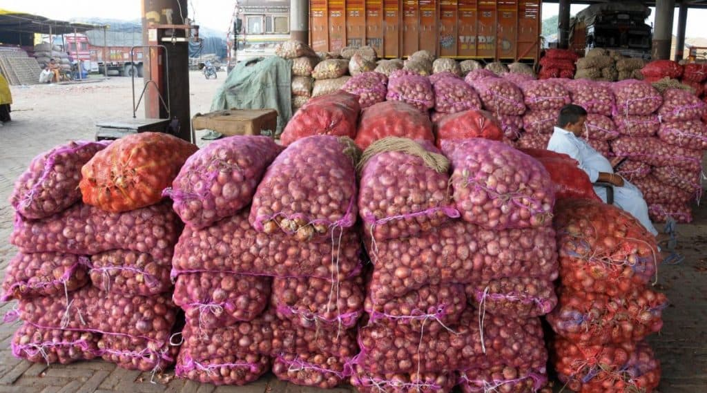 सरकारकडून कांदा 22 रुपये किलोमध्ये; तरीही सर्वसामान्य जनतेला मोजावे लागत आहेत 70 रुपये प्रति किलो सरकारकडून कांदा 22 रुपये किलोमध्ये; तरीही सर्वसामान्य जनतेला मोजावे लागत आहेत 70 रुपये प्रति किलो