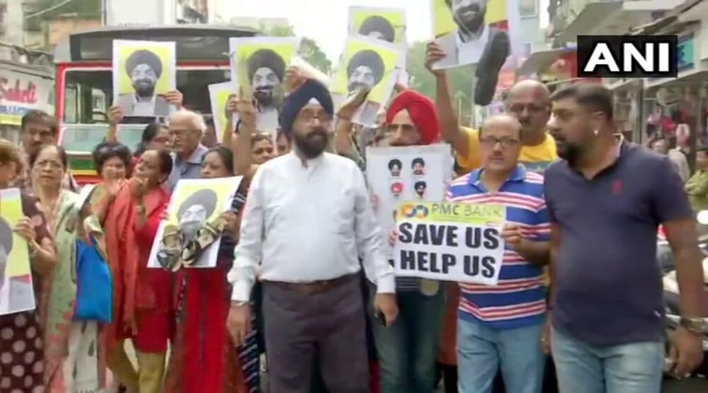 PMC Bank Scam: पीएमसी बँक खाते धारकांचे लोखंडवाला परिसरात आंदोलन PMC Bank Scam: पीएमसी बँक खाते धारकांचे लोखंडवाला परिसरात आंदोलन